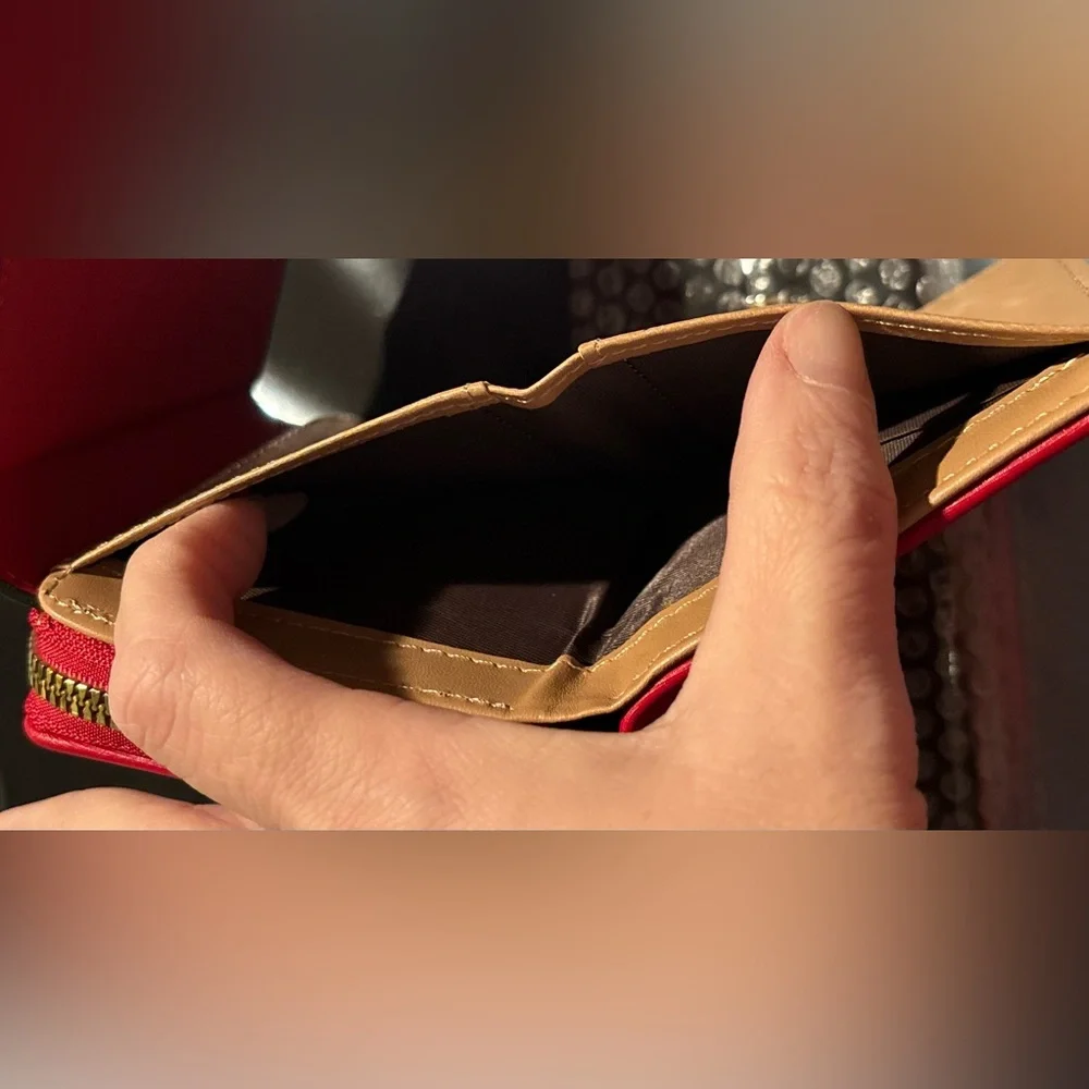 NWT Elegant Red Heart Clasp Women's Trifold Wallet